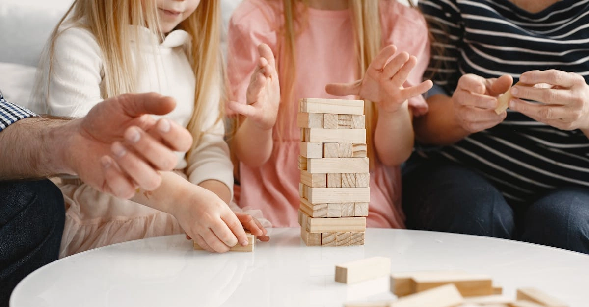 Семья играет в настольные игры за столом дома