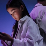 Семья играет в безопасные развивающие игры дома