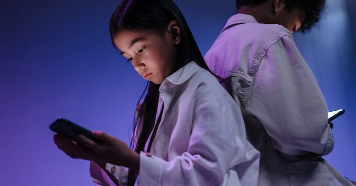 Семья играет в безопасные развивающие игры дома