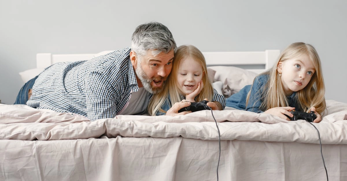 Семья играет в цифровые игры дома вместе с детьми