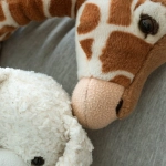 Молодые родители отдыхают дома, находя время для себя