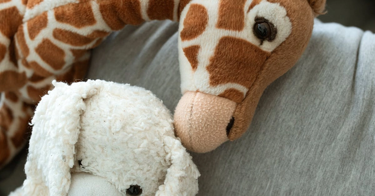 Молодые родители отдыхают дома, находя время для себя