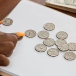 Молодые родители планируют семейный бюджет и ищут бонусы