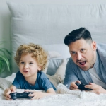 Родители находят время для игр и отдыха дома