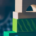 Семья с детьми обсуждает правила игрового времени дома