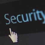 Родитель помогает ребенку безопасно пользоваться интернетом