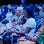 Родители за компьютером выбирают безопасные онлайн развлечения