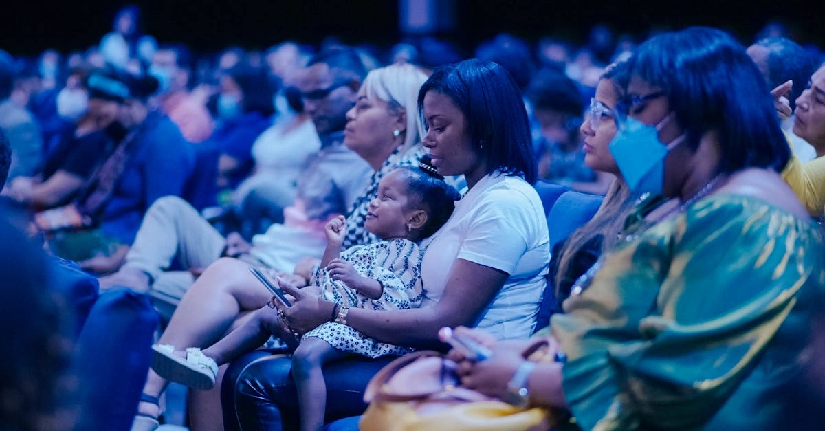 Родители за компьютером выбирают безопасные онлайн развлечения