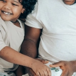 Родители отдыхают дома с помощью игр для снятия стресса