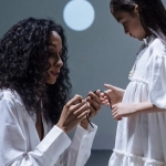 Родитель настраивает безопасный интернет для защиты ребенка от казино