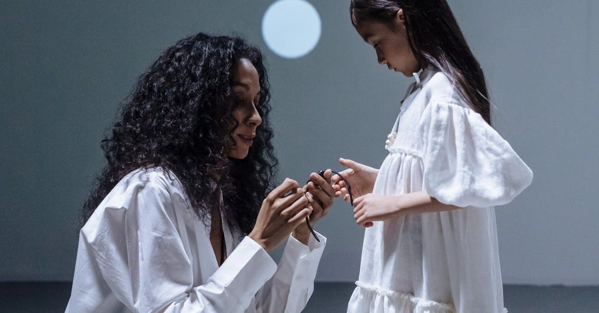 Родитель настраивает безопасный интернет для защиты ребенка от казино